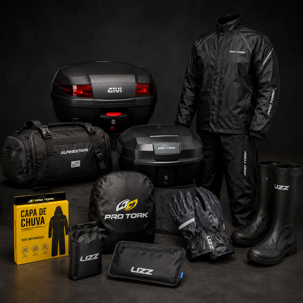 Capacete, mochila, baú, capa de chuva e equipamentos